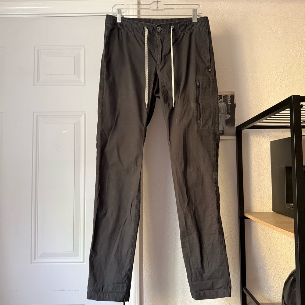VUORI men’s grey cargo utility slim leg straight‎ cropped athletic pants